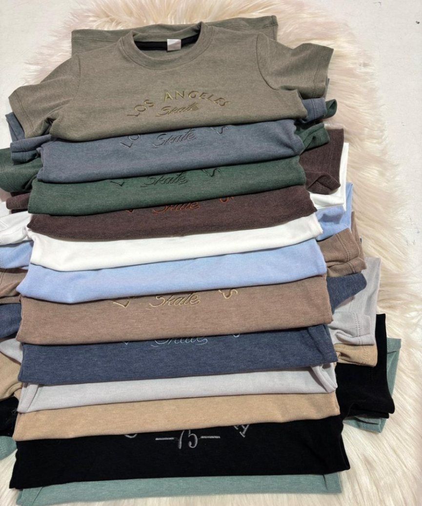 Remeras Melvin bordadas apiladas en varios colores